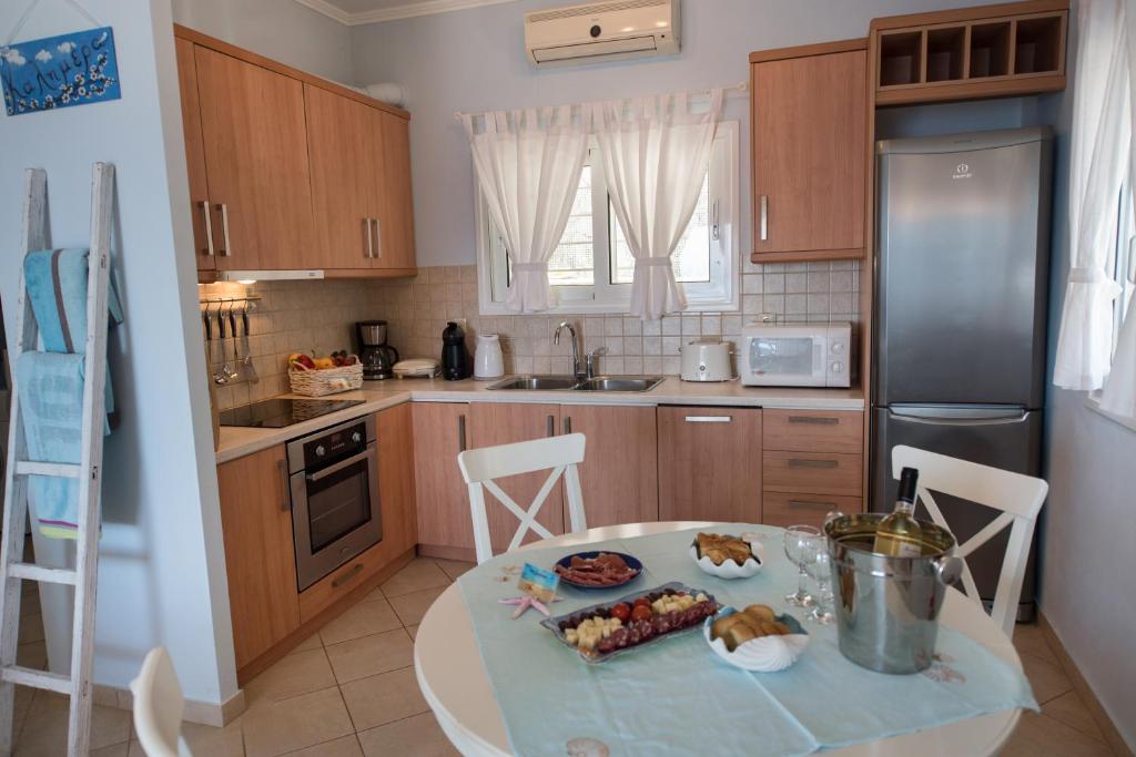Kuchnia lub aneks kuchenny w obiekcie Villa Pasithea - breathtaking seaviews, infinity pool, privacy, close to the beach