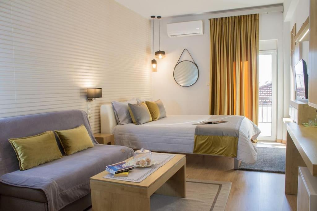 une chambre d'hôtel avec un lit et un canapé dans l'établissement Holiday Meteora A, à Kalambaka