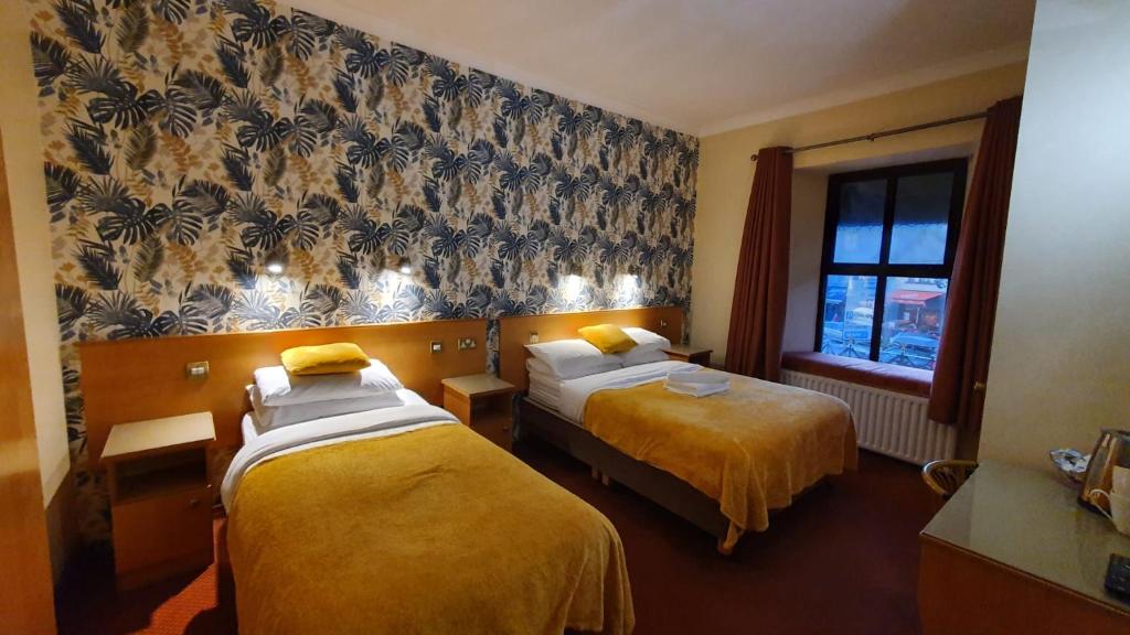 Postel nebo postele na pokoji v ubytování Holiday Hotel
