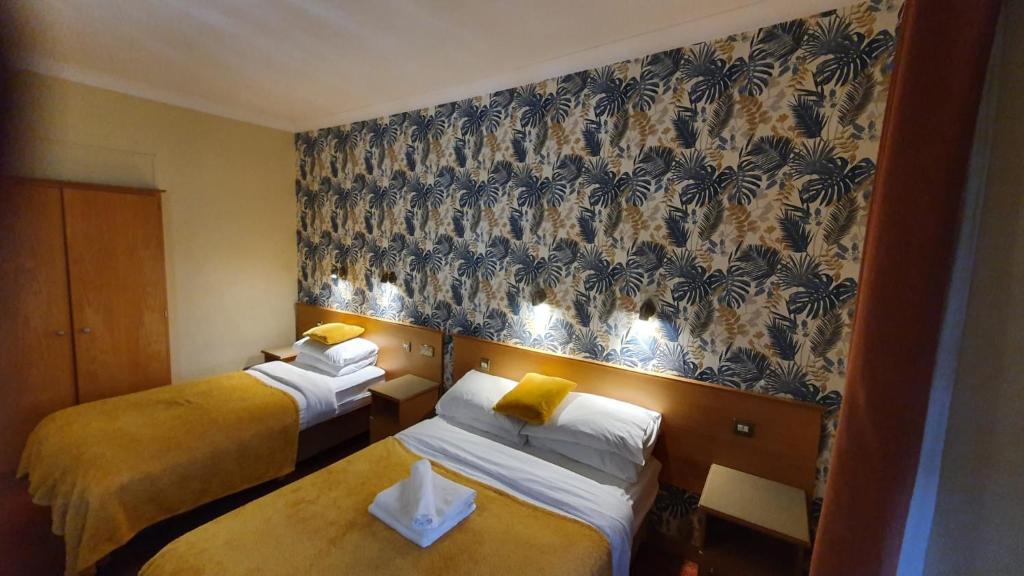 Postel nebo postele na pokoji v ubytování Holiday Hotel