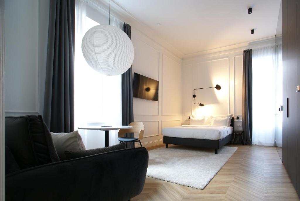 uma sala de estar com uma cama e um sofá em Fingerprint Luxury Apartments em Zagreb