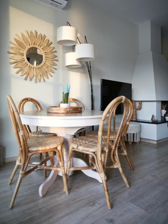 Boho Beach House in Itea-Delphi TV 또는 엔터테인먼트 센터