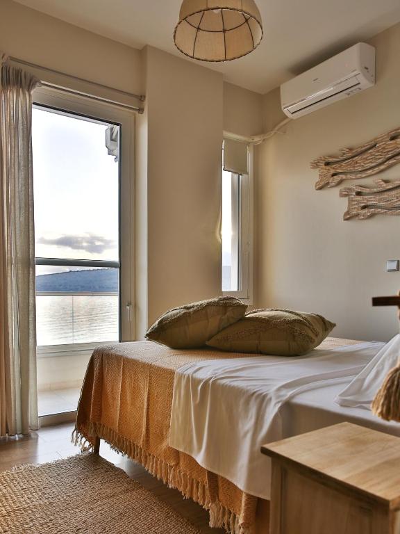 Boho Beach House in Itea-Delphi 객실 침대