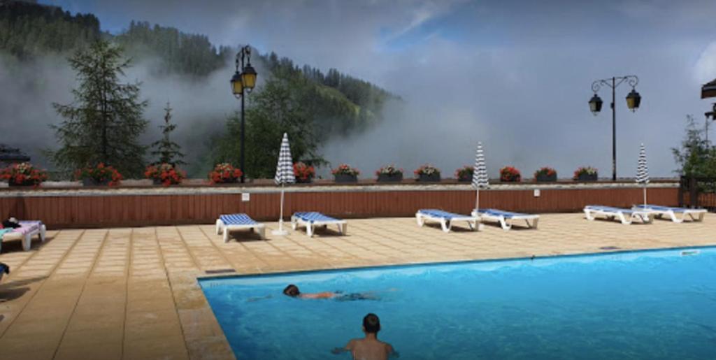 - une piscine avec vue sur la montagne dans l'établissement Apartment Near The Ski Slopes In La Plagne, à La Plagne Tarentaise