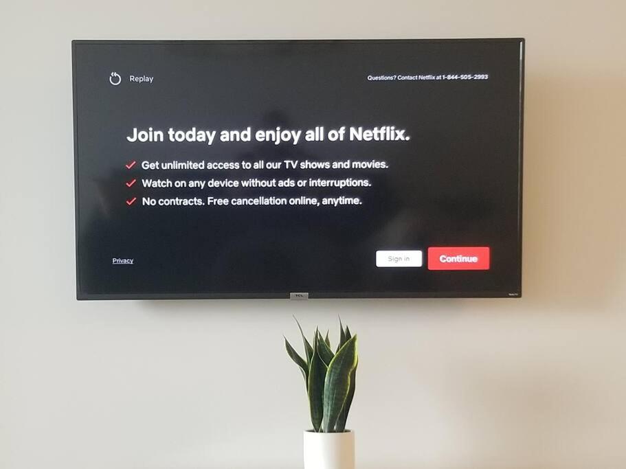 TV a/nebo společenská místnost v ubytování Book Cozy King Bed Now 25 Percent OFF Spring Special!