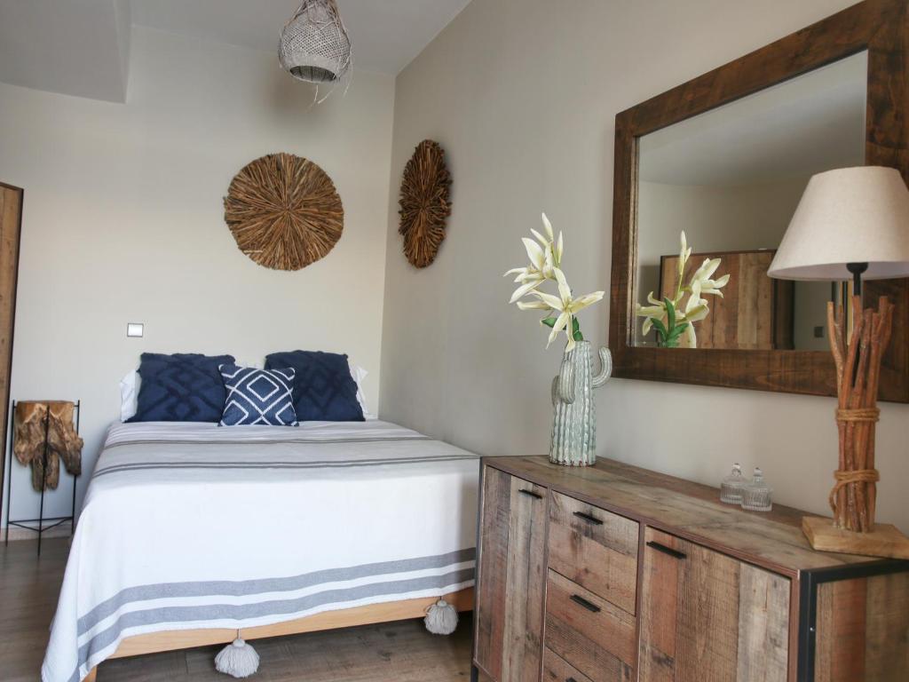 Boho Beach House in Itea-Delphi 객실 침대