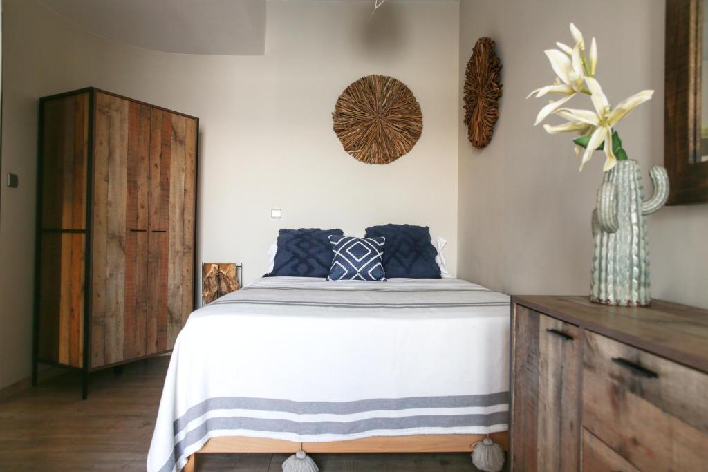 Boho Beach House in Itea-Delphi 객실 침대