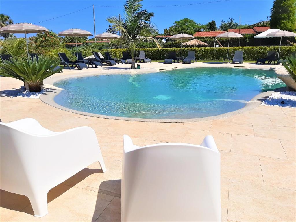 The swimming pool at or close to Case Vacanze Pietragrande