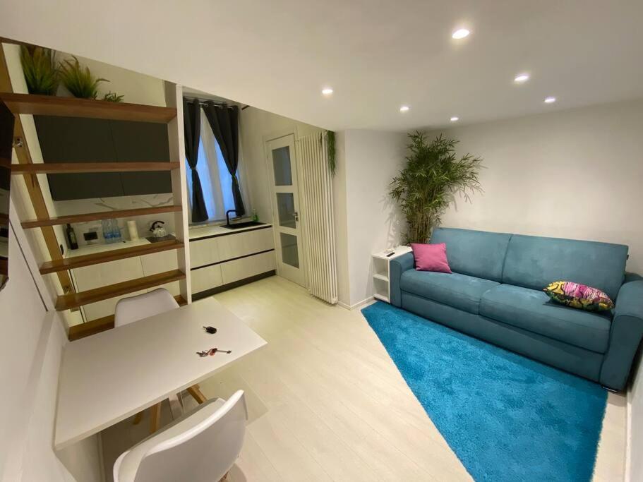 sala de estar con sofá azul y alfombra azul en Il mio b&b, en Pero
