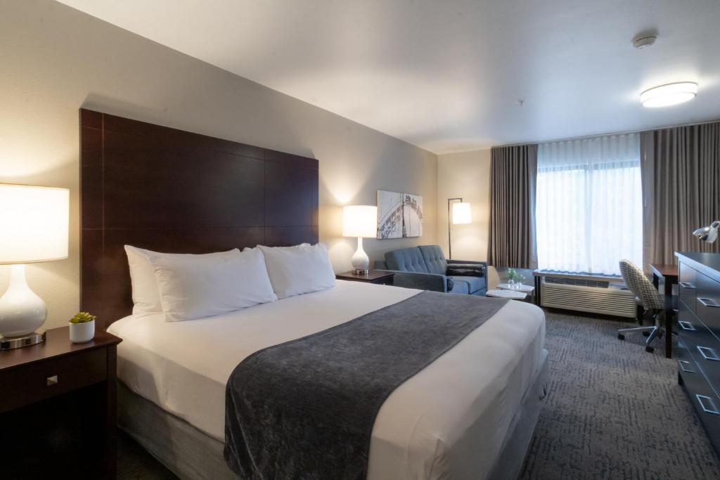 Gulta vai gultas numurā naktsmītnē Oxford Suites Portland - Jantzen Beach