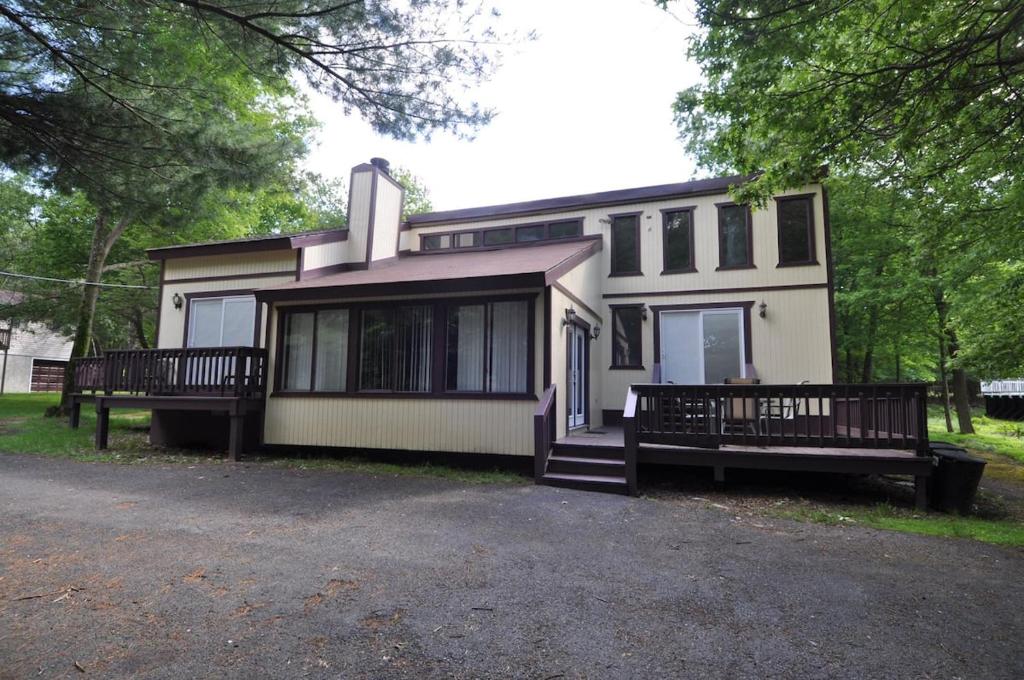 AlbrightsvilleにあるPerfect Getaway In The Poconos! (House #1) HotTub !! Gameroom!! WiFi !!の家 前にベンチ2つ