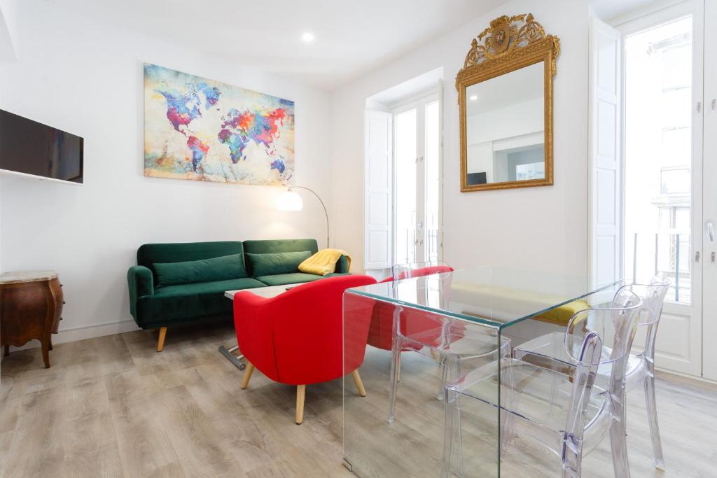 - un salon avec une table en verre et un canapé vert dans l'établissement Apartamento El SEMINARISTA by Cadiz4Rentals, à Cadix