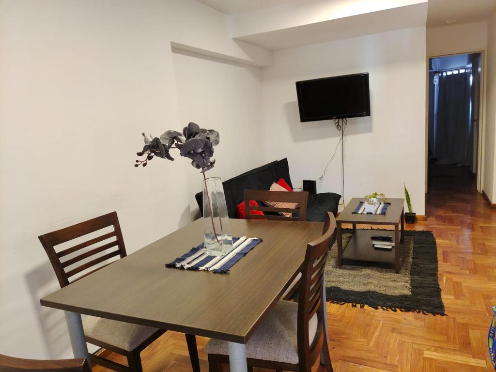 une salle à manger avec une table avec des chaises et une télévision dans l'établissement Apartamento Carlucci C4 6b, à Córdoba