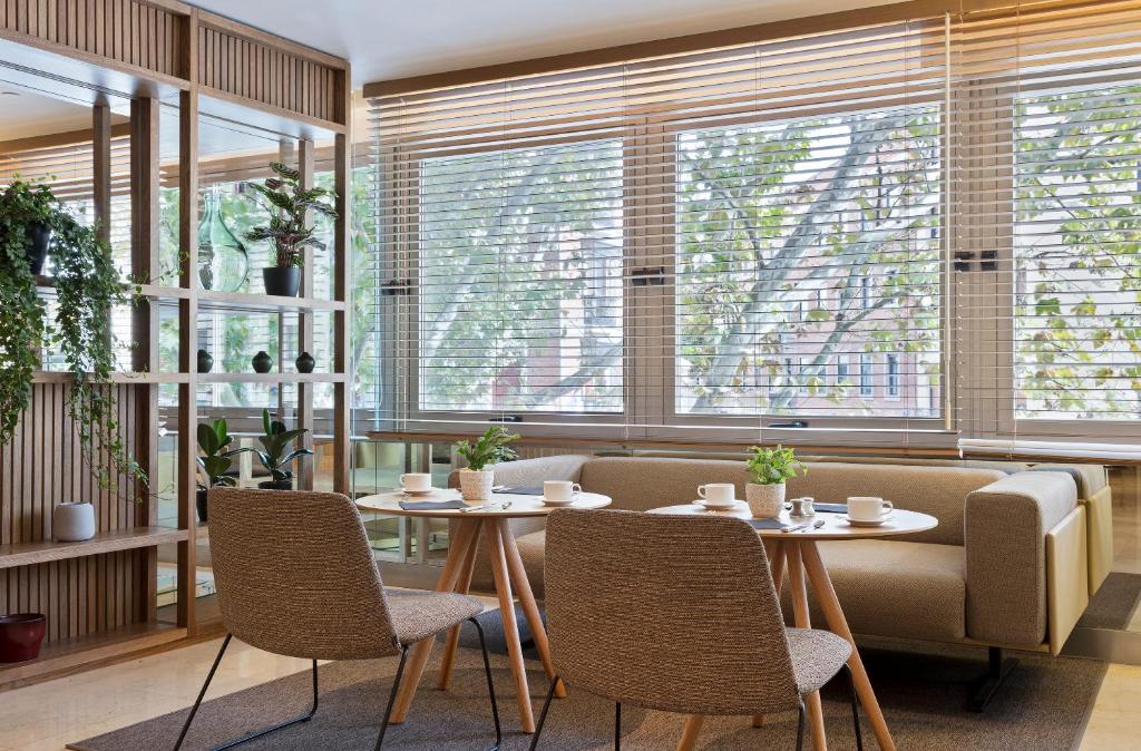 A seating area at Melia Madrid Princesa