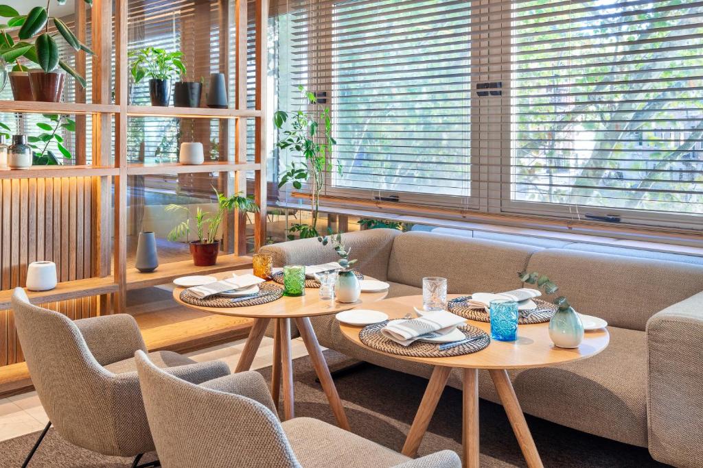 A seating area at Melia Madrid Princesa