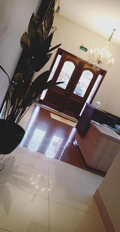 a room with windows and a vase of flowers at Hotel Eldorado in Piraí do Sul