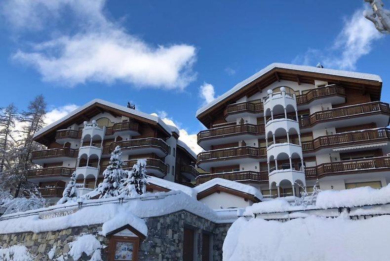 ein großes Apartmenthaus mit Schnee drauf in der Unterkunft Residenz Ambassador A11 in Leukerbad