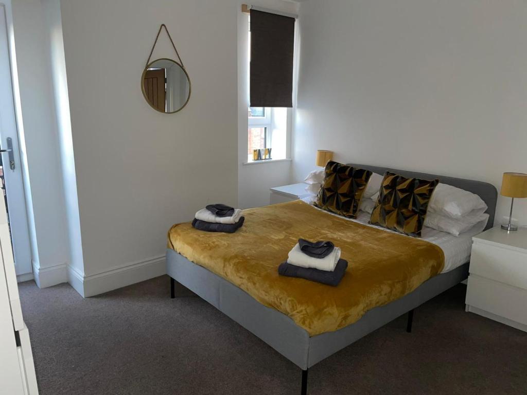 a bedroom with a bed with towels on it at City Centre Duplex Sleeps 4 #H9 in Hull