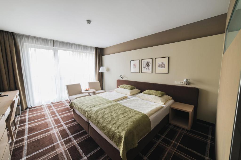 卡丹Hotel Split的一间设有大床和窗户的酒店客房