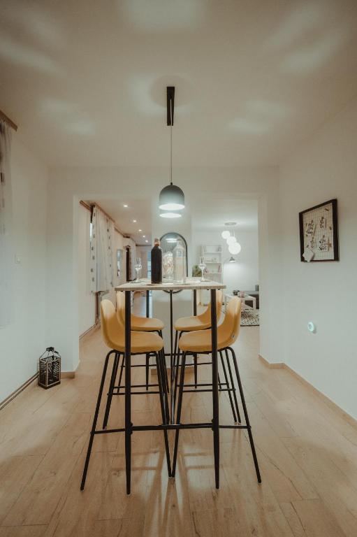 a kitchen and dining room with a table and chairs at Kućica in Đakovo