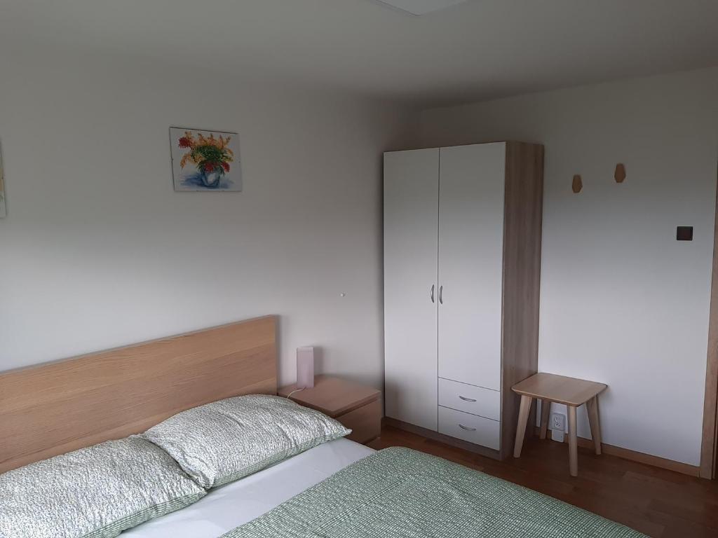 Postel nebo postele na pokoji v ubytování Naproti Klínovci