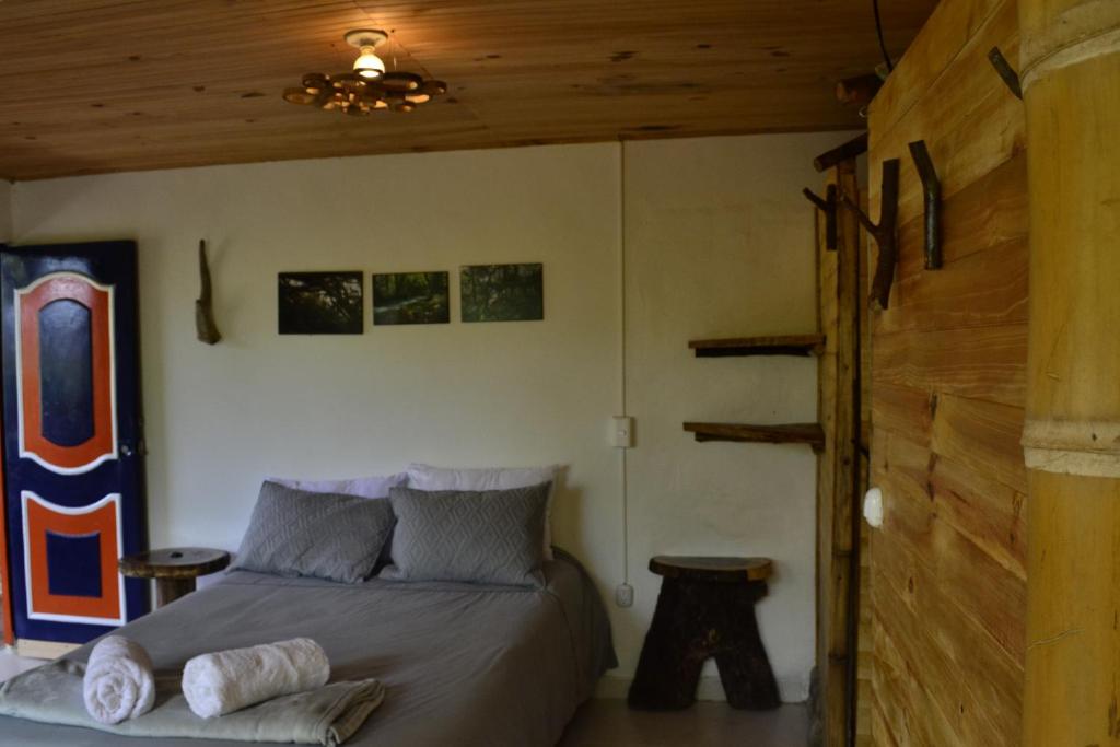 Postel nebo postele na pokoji v ubytování Habitación Las Bromelias, Pijao, Finca Flora del Rio