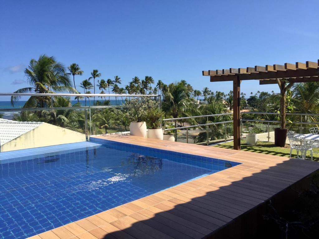 una piscina con vista sull'oceano di Casa Estrela do Mar Guarajuba a Guarajuba