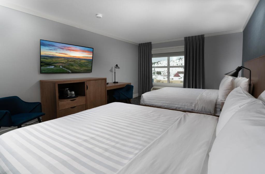 Postel nebo postele na pokoji v ubytování Prestige Kamloops Hotel