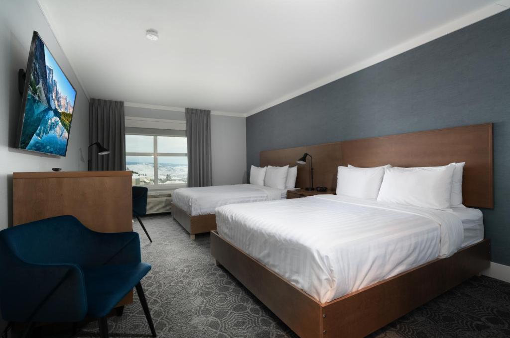 Postel nebo postele na pokoji v ubytování Prestige Kamloops Hotel