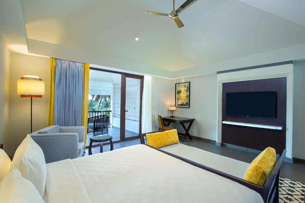 TV a/nebo společenská místnost v ubytování Radisson Resort Pondicherry Bay