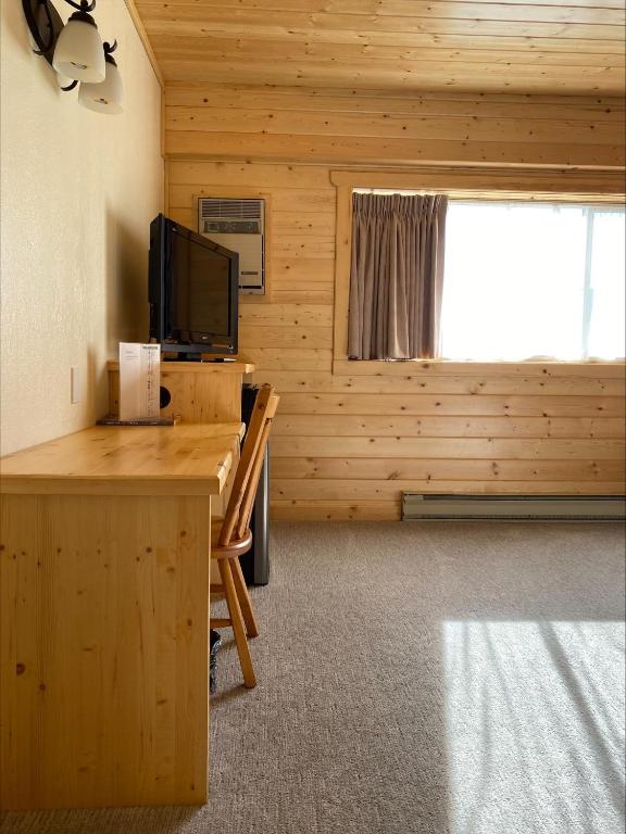 Een TV en/of entertainmentcenter bij Stork Nest Inn
