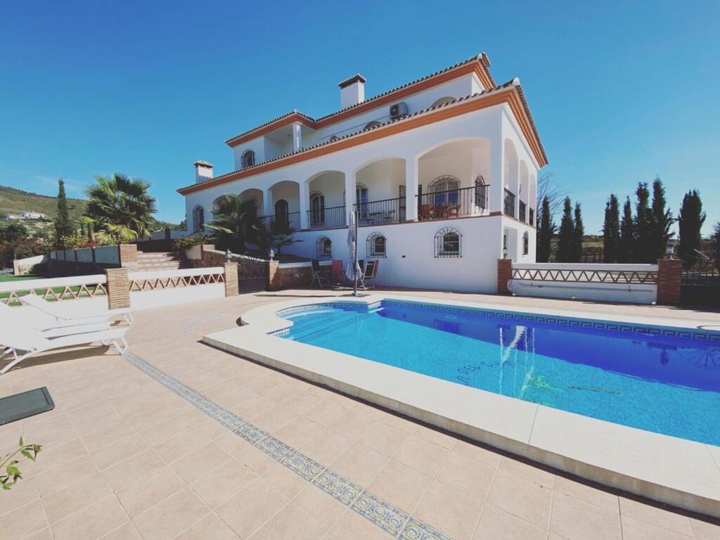 Villas Nice villa with private swimming pool and boules court 40 minutes from M laga en Málaga, Andalucía