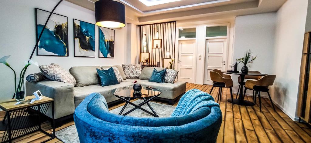 sala de estar con sofá azul y mesa en City Vibe, en Brčko