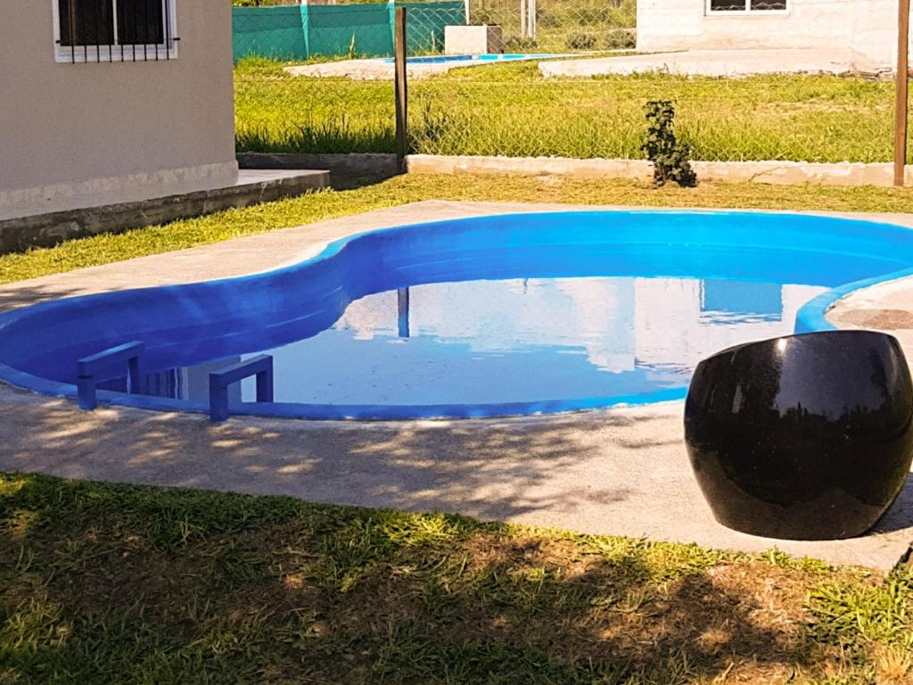 una piscina blu con scivolo in un cortile di Ocultar de los Andes a La Silleta