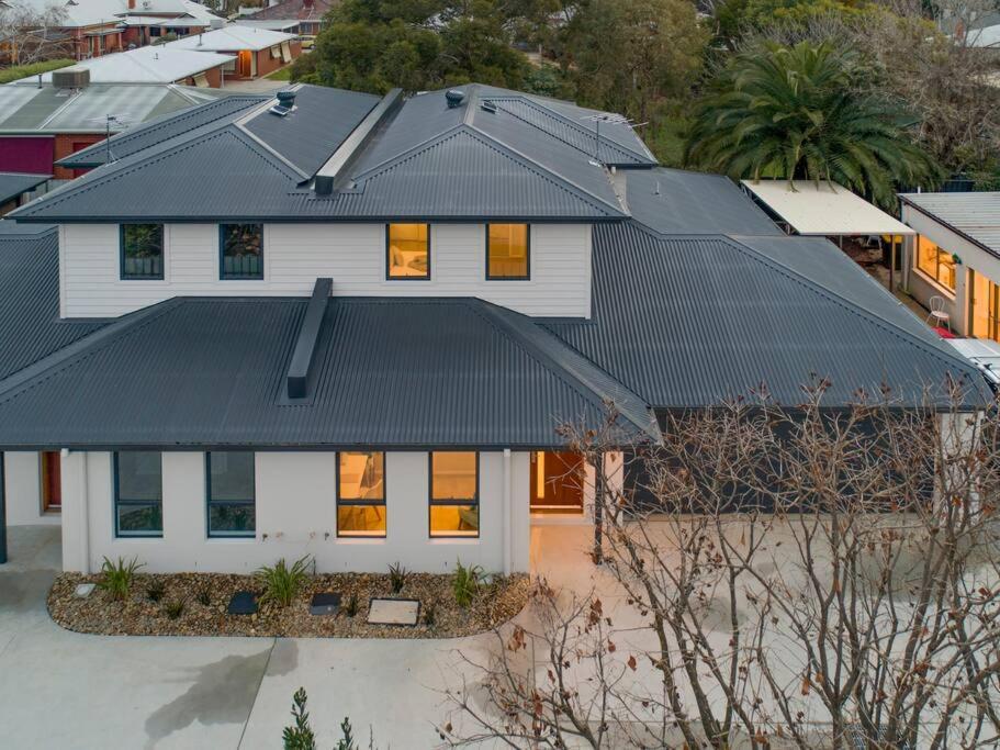 uma vista superior de uma casa com um telhado de metal em Merchant's Court, Quiet and Central 3 bedroom townhouse em Wangaratta