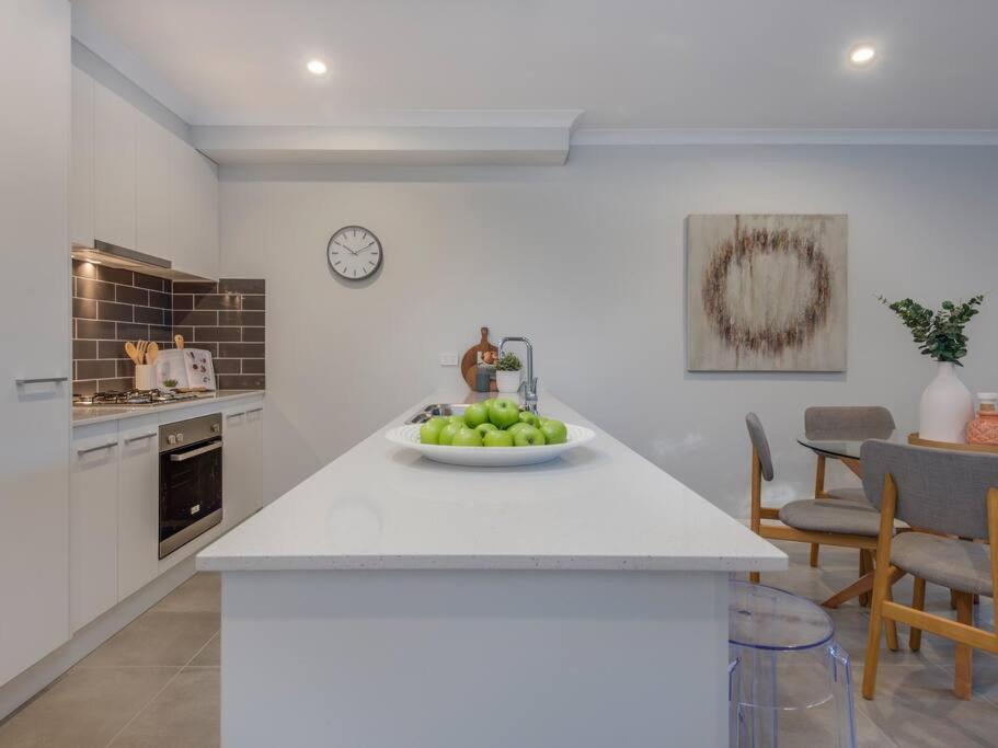 Merchant's Court, Quiet and Central 3 bedroom townhouse - Maison De Trois Chambres