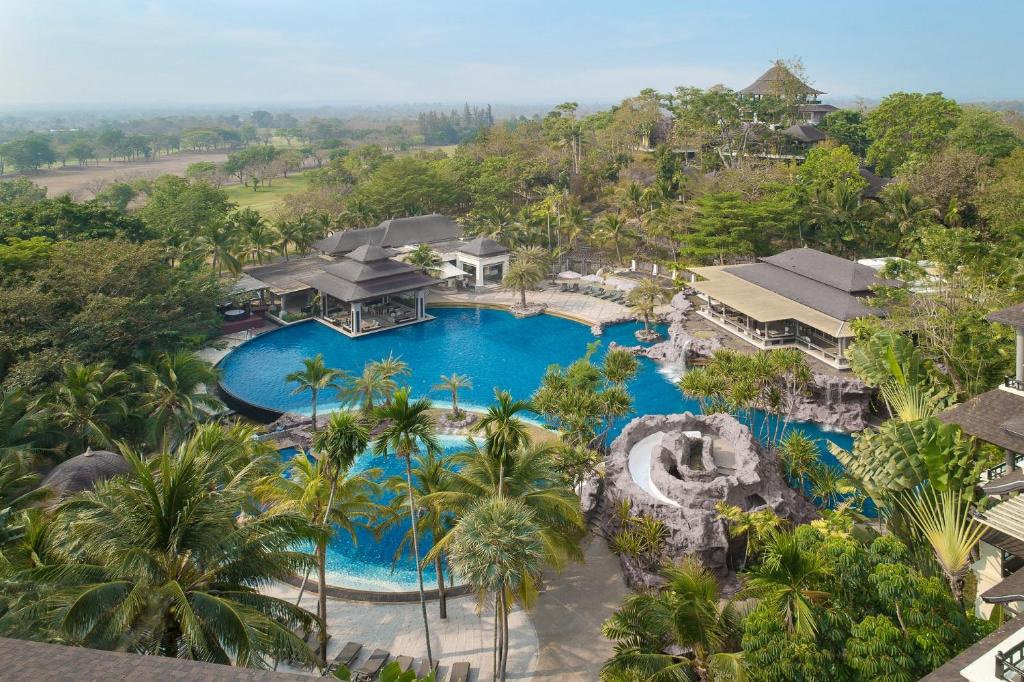 vista aerea di un resort con piscina di Springfield Village Golf & Spa a Petchaburi