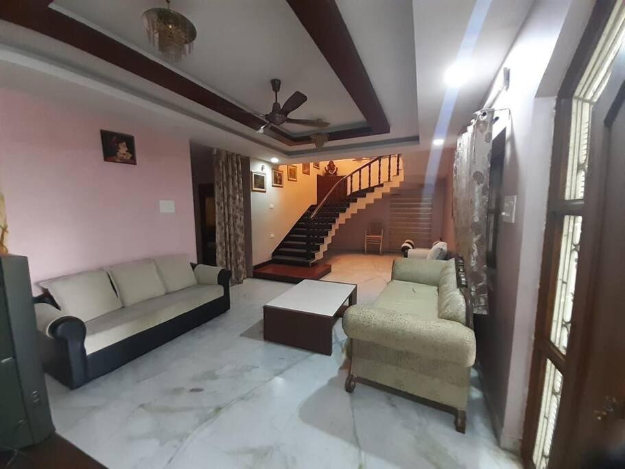 sala de estar con sofá y silla en Jubilee Hills Duplex Villa For Family Stay en Hyderabad