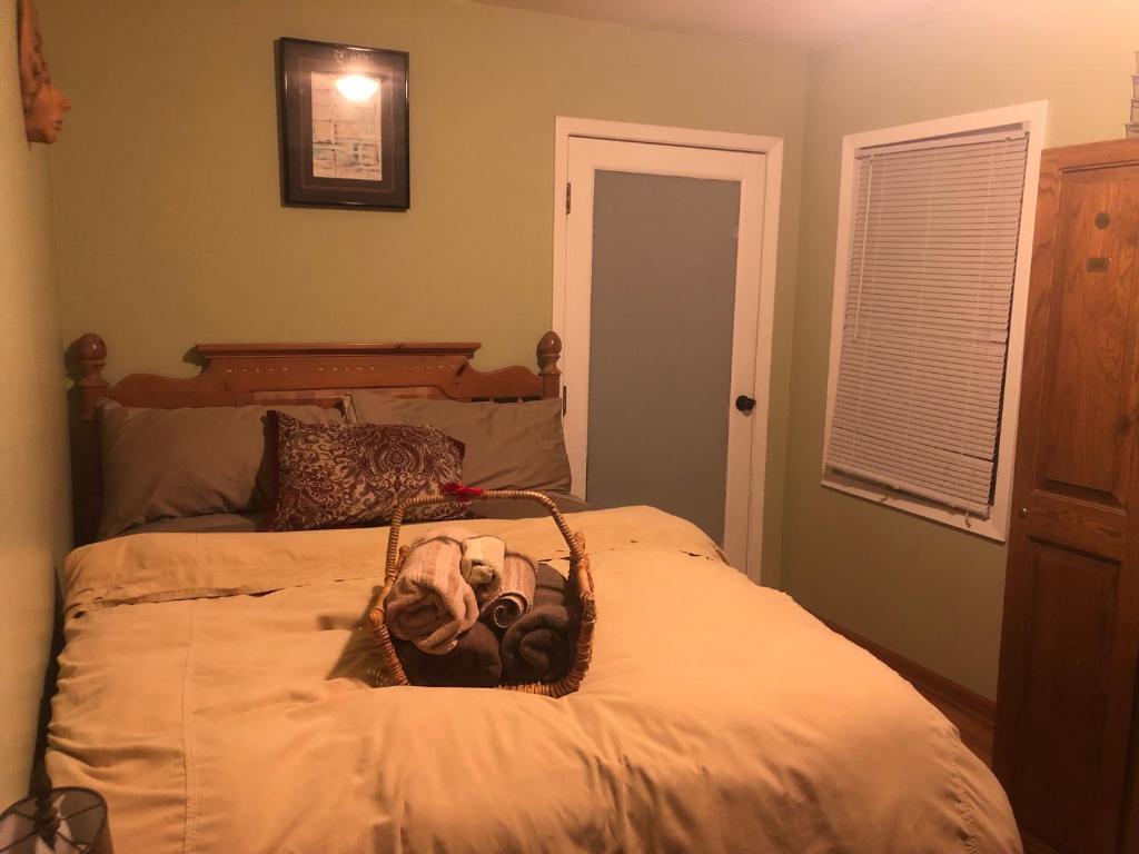 Lake Cottage Private Room and Living Room --pet and 420 friendly! - Housity