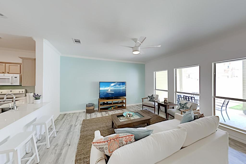 sala de estar con sofá blanco y mesa en Beach Haven Unit 201, en Corpus Christi