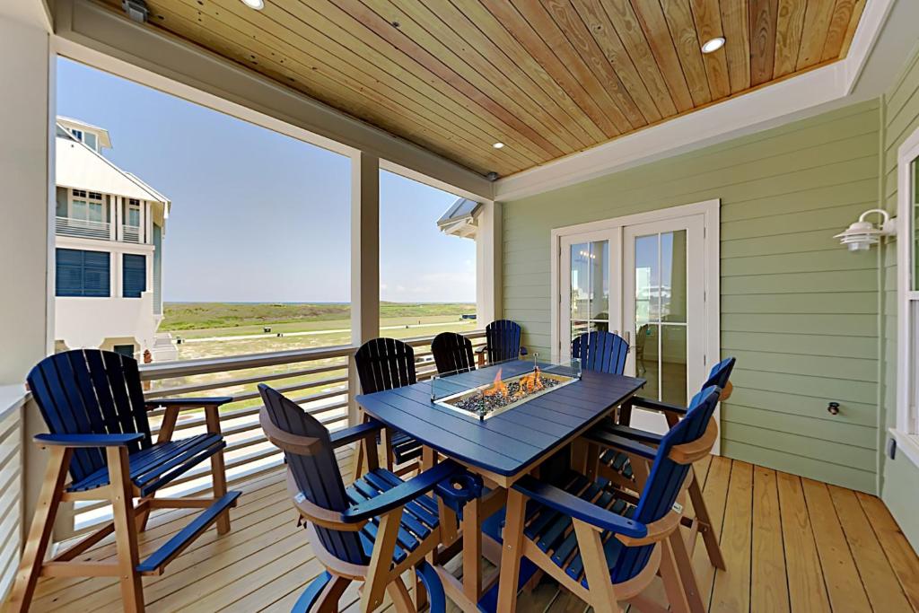 a dining room with a table and chairs on a porch at Turtle Ransas & Seaside Paradise in Port Aransas