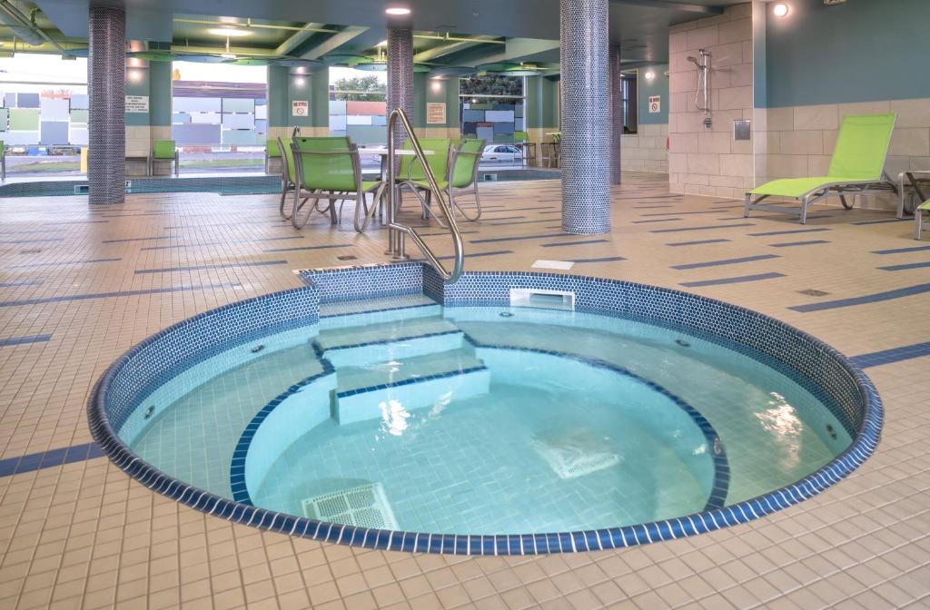 Bazén v ubytování Holiday Inn Express & Suites - Brandon by IHG nebo v jeho okolí