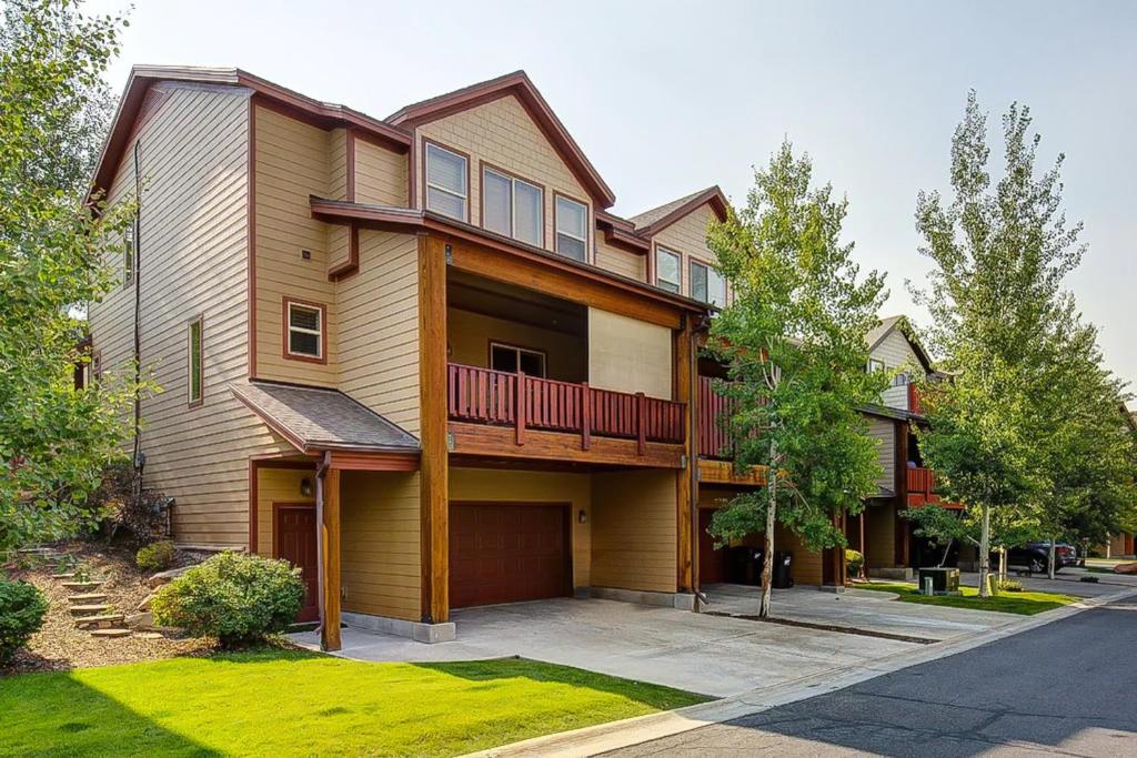 a large apartment building with a balcony at Oslo Lane Ski Townhouse in Park City
