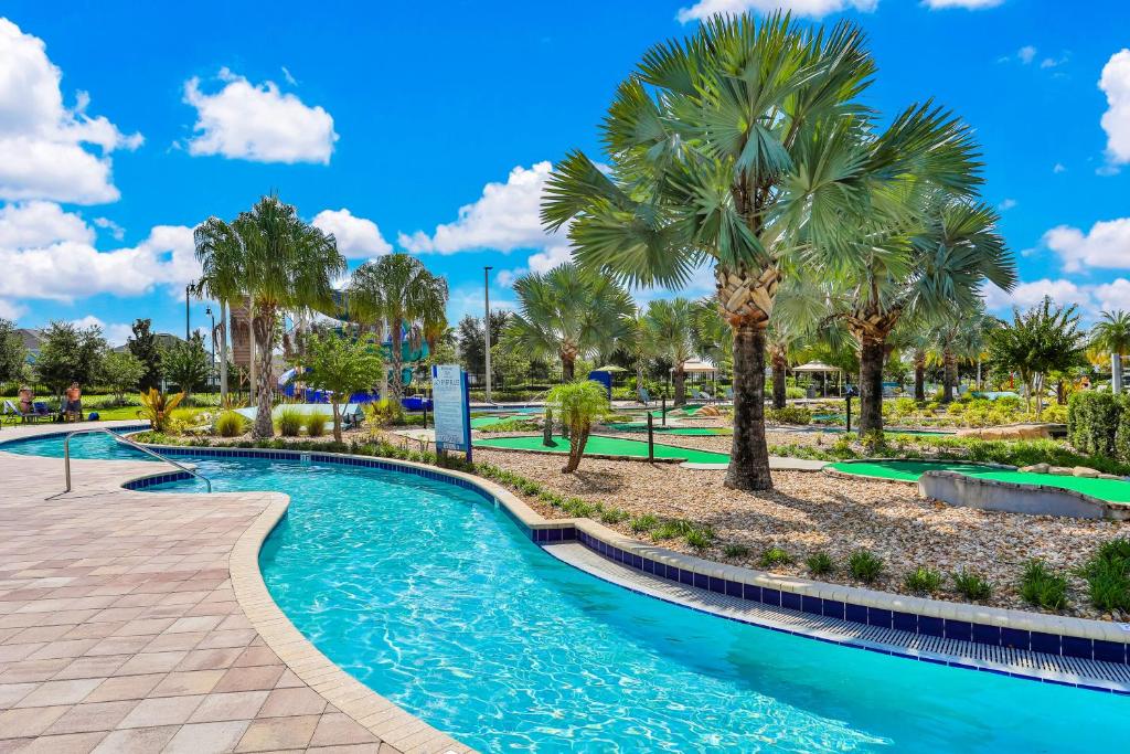 een zwembad in een resort met palmbomen bij Endless Magic in Kissimmee