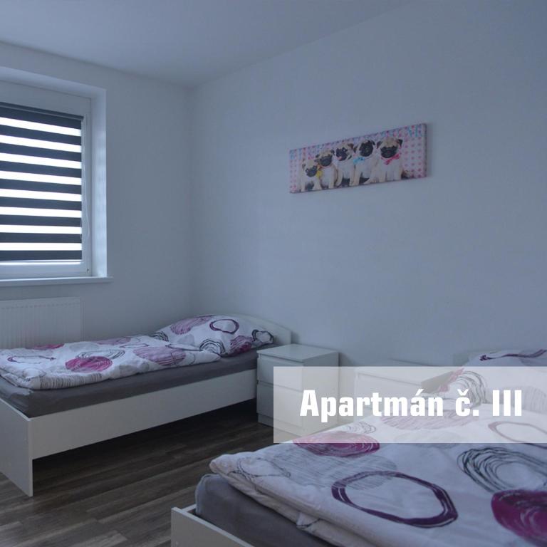 Postel nebo postele na pokoji v ubytování Apartmány U koupaliště