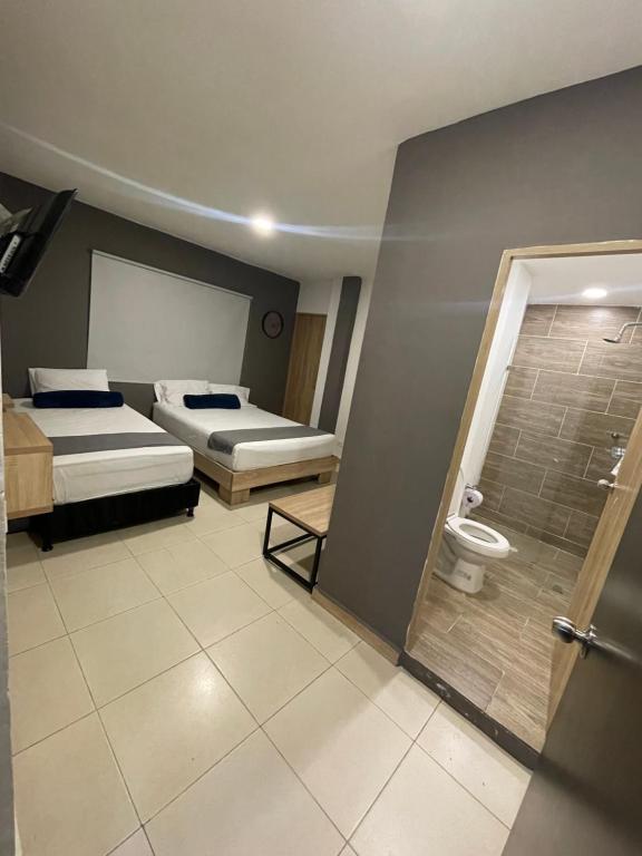 Postel nebo postele na pokoji v ubytování HOTEL MEDELLIN CENTRAL