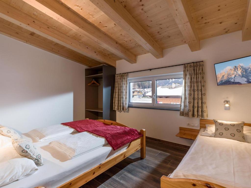 a bedroom with two beds and a window at Dani&#39;s Ferienwohnung in Söll