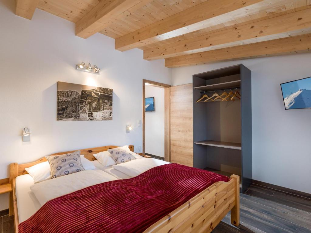 a bedroom with a large bed in a room at Dani&#39;s Ferienwohnung in Söll