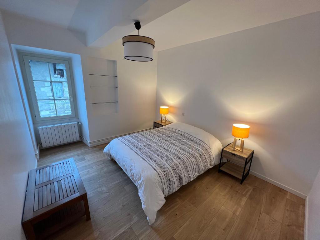 מיטה או מיטות בחדר ב-Maison de caractère dans la bastide foyenne
