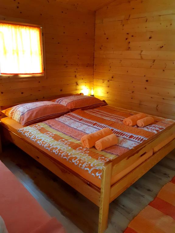 Postel nebo postele na pokoji v ubytování SočaLand Glamping